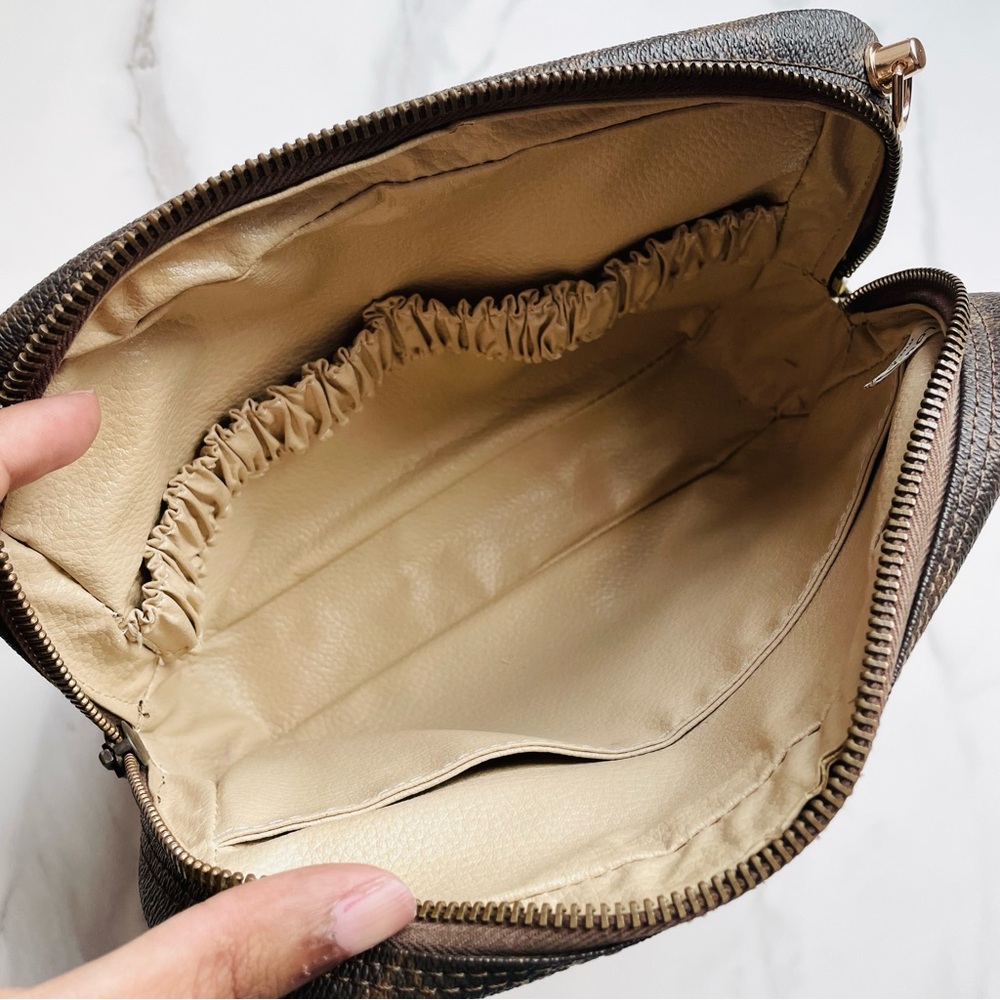 Louis Vuitton Monogram Pouch Crossbody 💖 - Picture 9 of 15